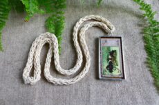 Dzikie Twory - naszyjnik ze znaczkiem pocztowym z 1968 roku - obraz Alfreda Wierusz-Kowalskiego (1)