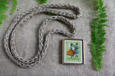 Dzikie Twory - naszyjnik ze znaczkiem pocztowym z 1969 roku - stroje kurpiowskie