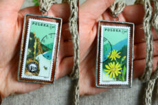 Naszyjnik ze znaczkiem pocztowym z 1975 roku. Wisiorek dwustronny - kwiaty i góry