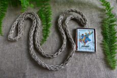 Dzikie Twory - naszyjnik ze znaczkiem pocztowym z 1994 roku - taniec mazur wg Zofii Stryjeńskiej