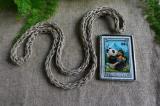 Dzikie Twory - naszyjnik ze znaczkiem pocztowym z roku 1974 Mongolia - Panda wielka