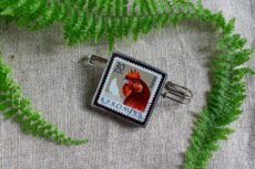 Dzikie Twory - broszka ze znaczkiem pocztowym z 1963 roku z Rumunii - kura domowa