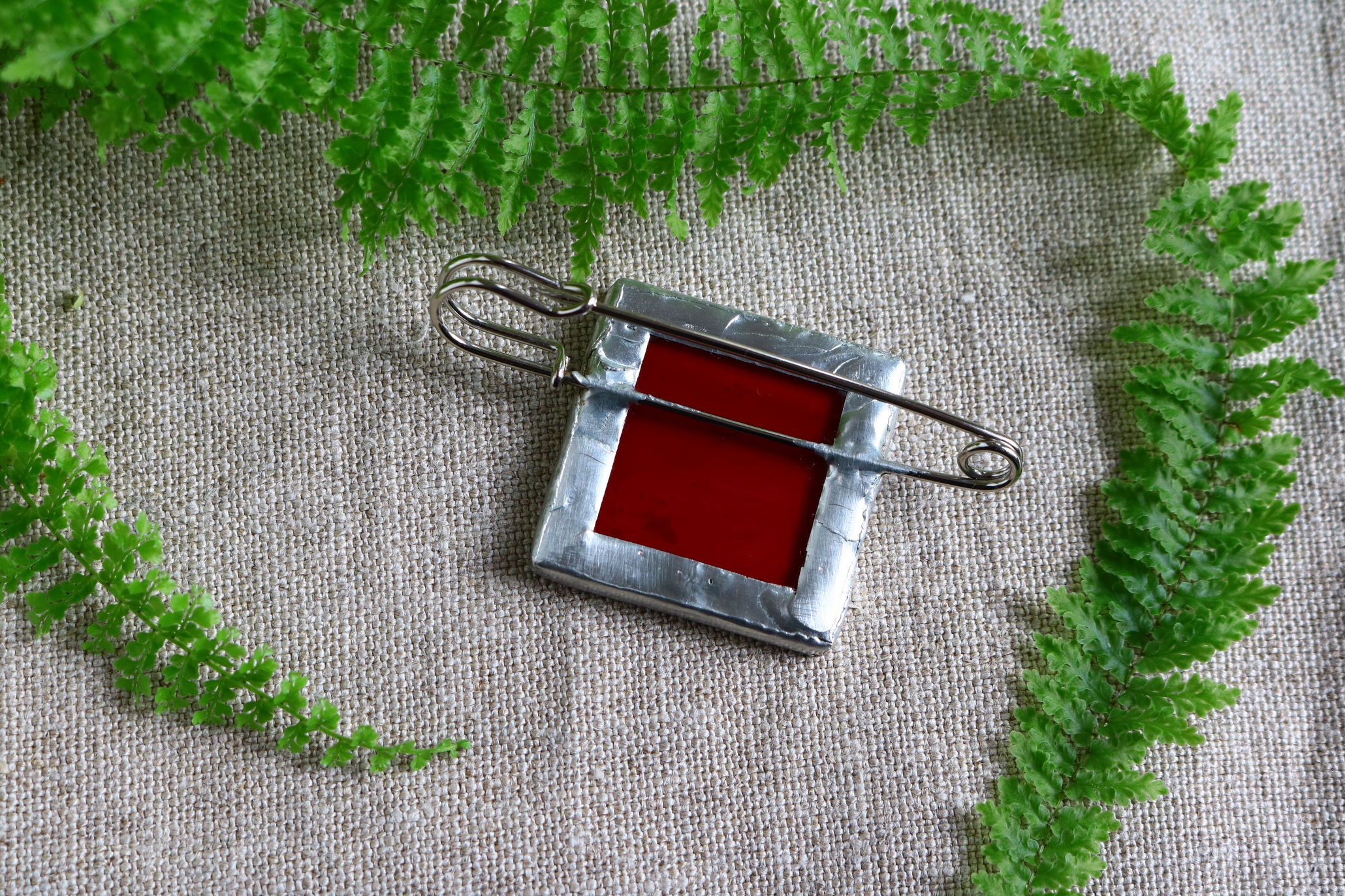 Dzikie Twory - broszka ze znaczkiem pocztowym z 1963 roku z Rumunii - kura domowa, tył broszki