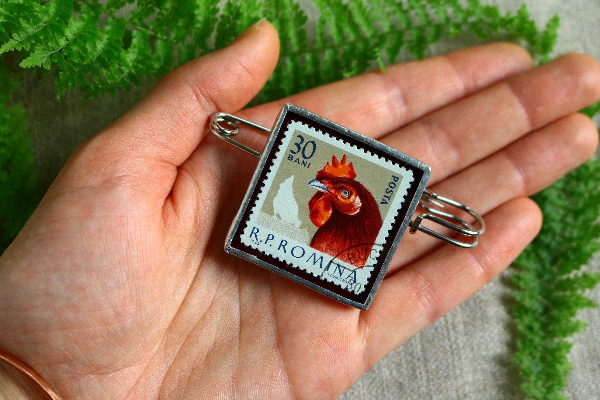 Dzikie Twory - broszka ze znaczkiem pocztowym z 1963 roku z Rumunii - kura domowa, wielkość broszki w skali dłoni