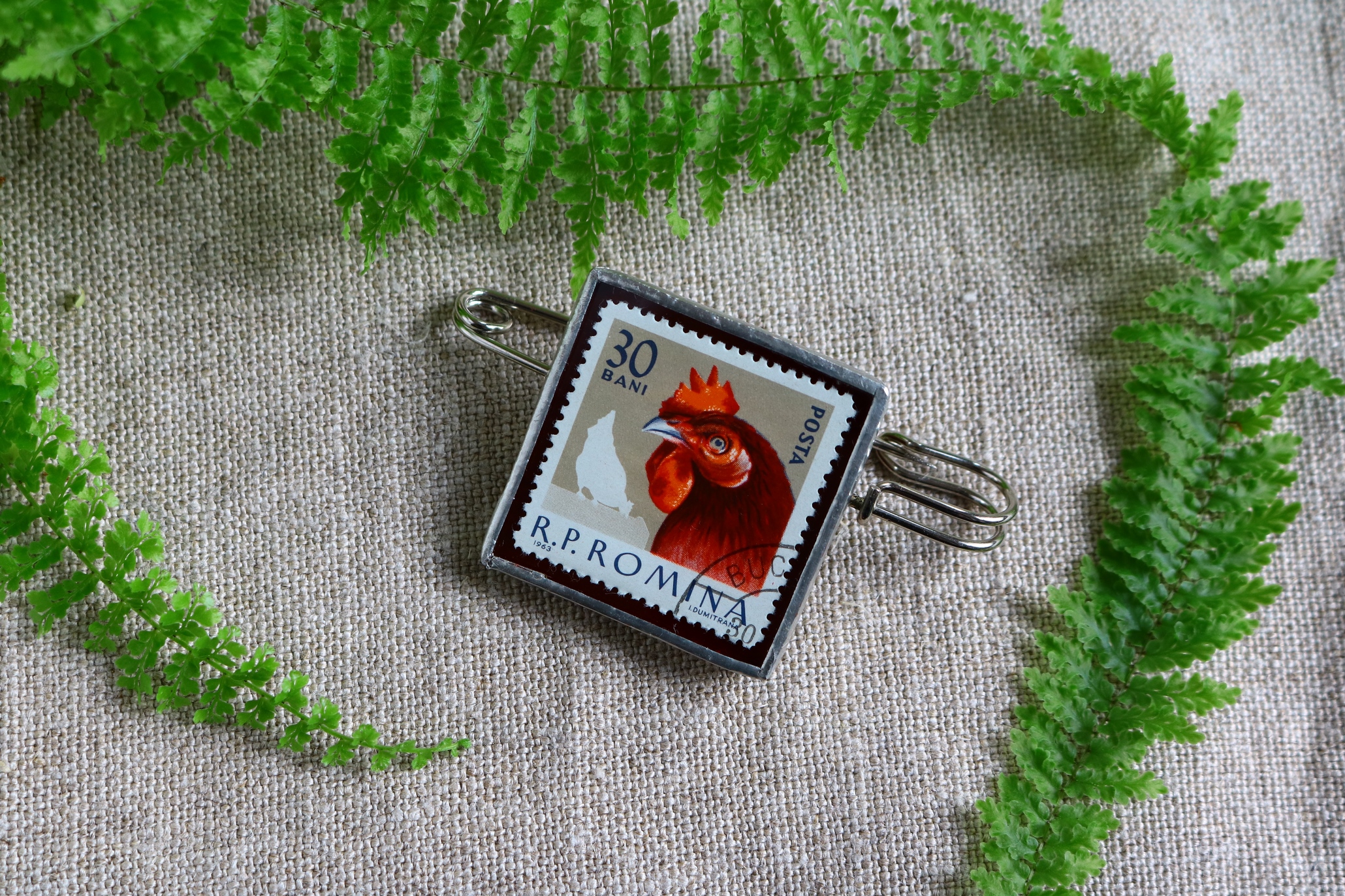 Dzikie Twory - broszka ze znaczkiem pocztowym z 1963 roku z Rumunii - kura domowa