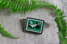 Dzikie Twory - broszka ze znaczkiem pocztowym z 1966 roku z Bułgarii - bajkowe postaci