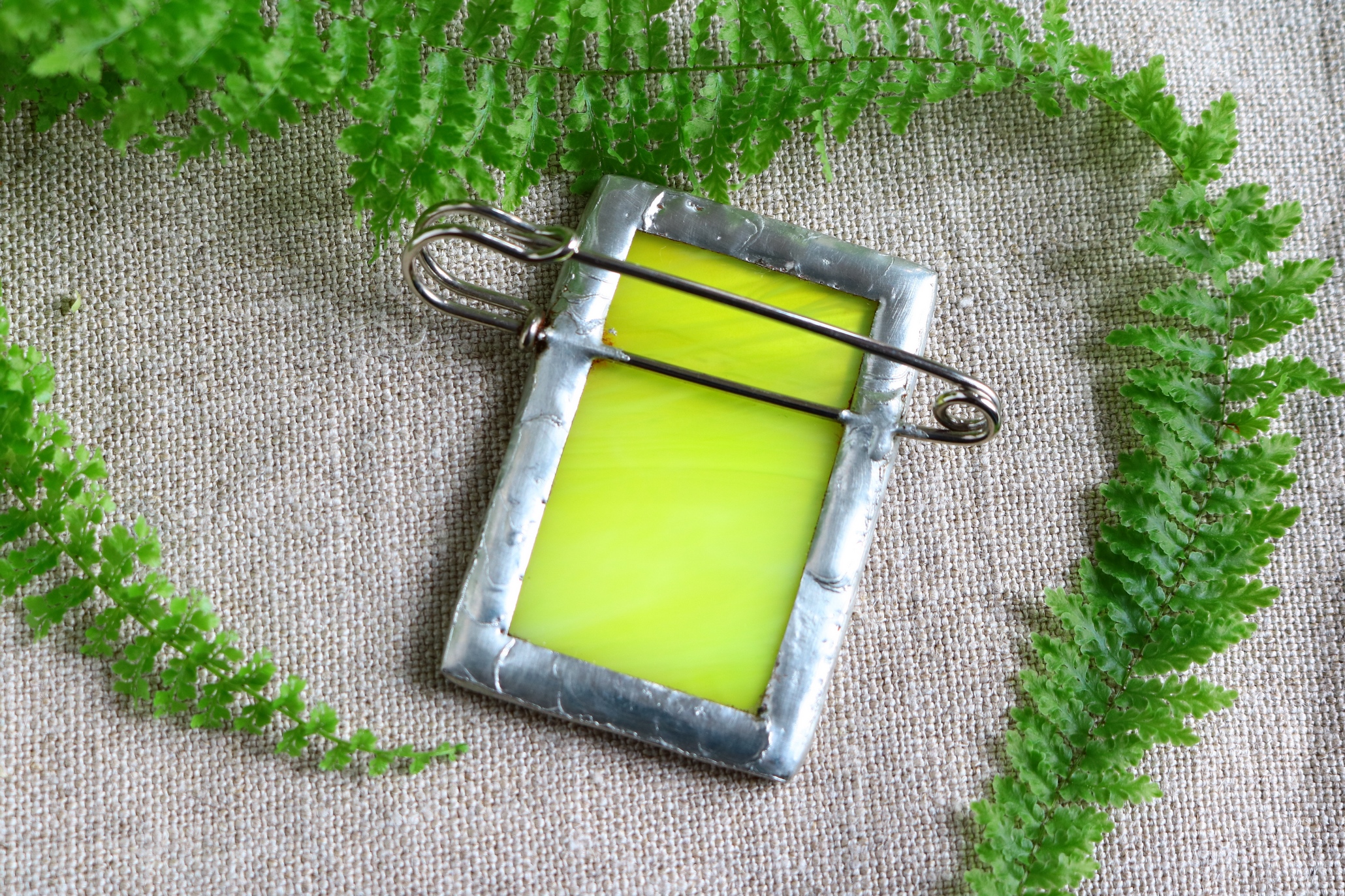 Dzikie Twory - broszka ze znaczkiem pocztowym z 1971 roku z Fudżajry - ucieczka do Egiptu, tył broszki