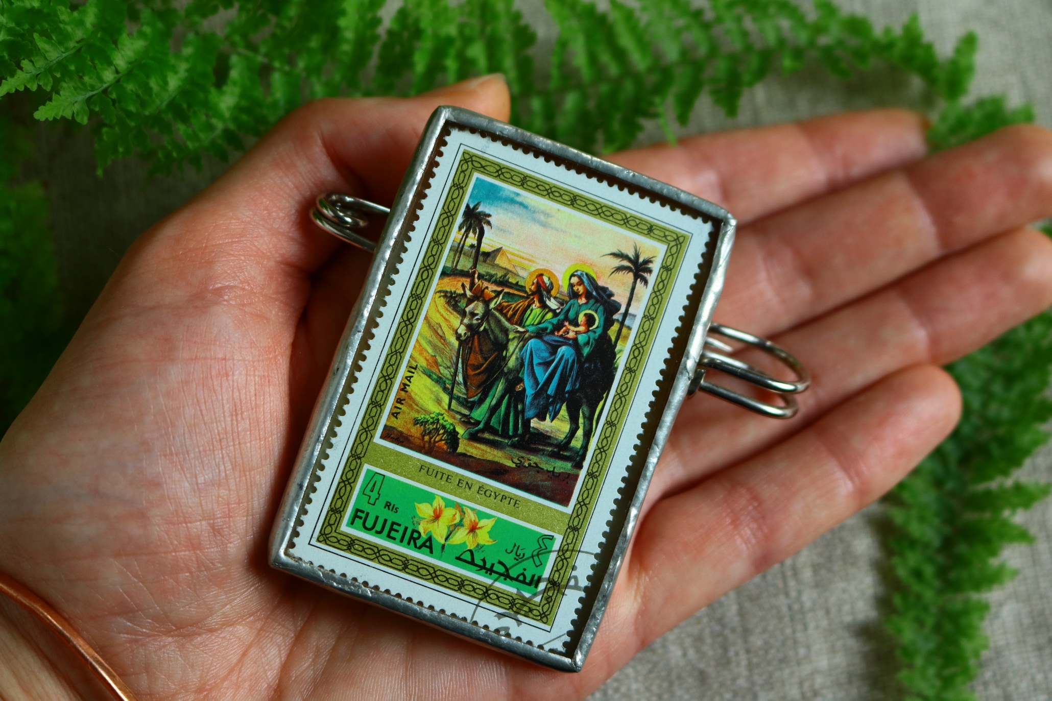 Dzikie Twory - broszka ze znaczkiem pocztowym z 1971 roku z Fudżajry - ucieczka do Egiptu, wielkość broszki w skali dłoni