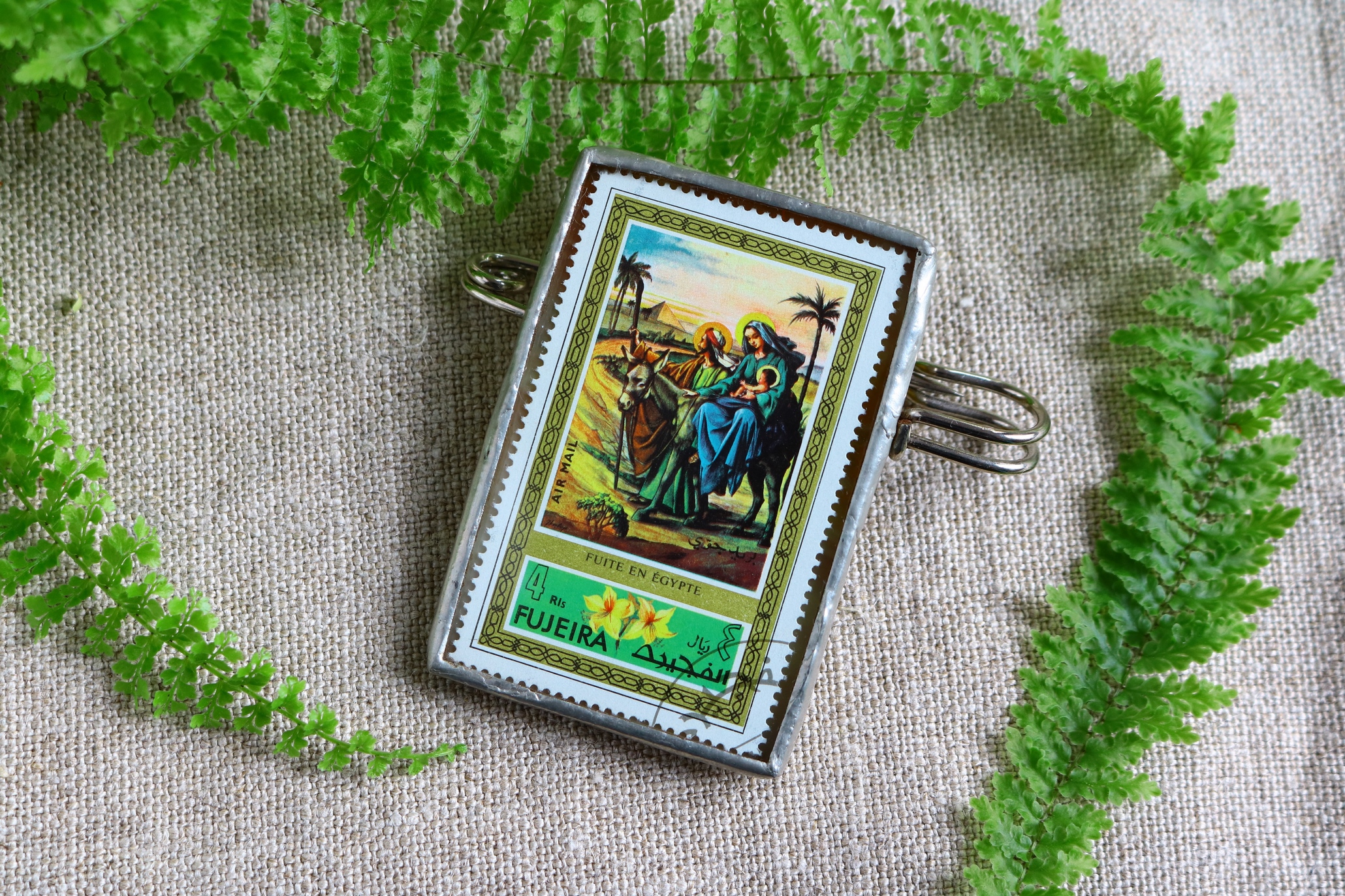 Dzikie Twory - broszka ze znaczkiem pocztowym z 1971 roku z Fudżajry - ucieczka do Egiptu