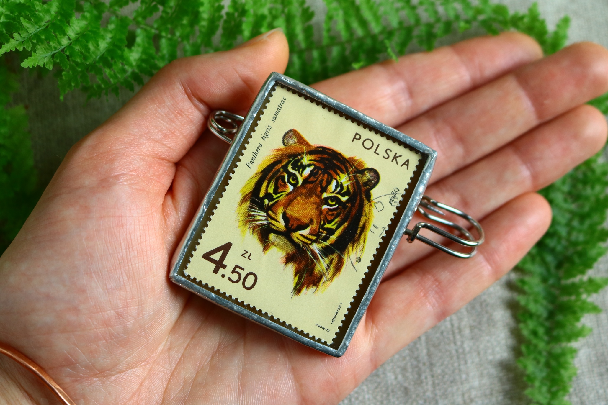 Dzikie Twory - broszka ze znaczkiem pocztowym z 1972 roku - tygrys, wielkość broszki w skali dłoni