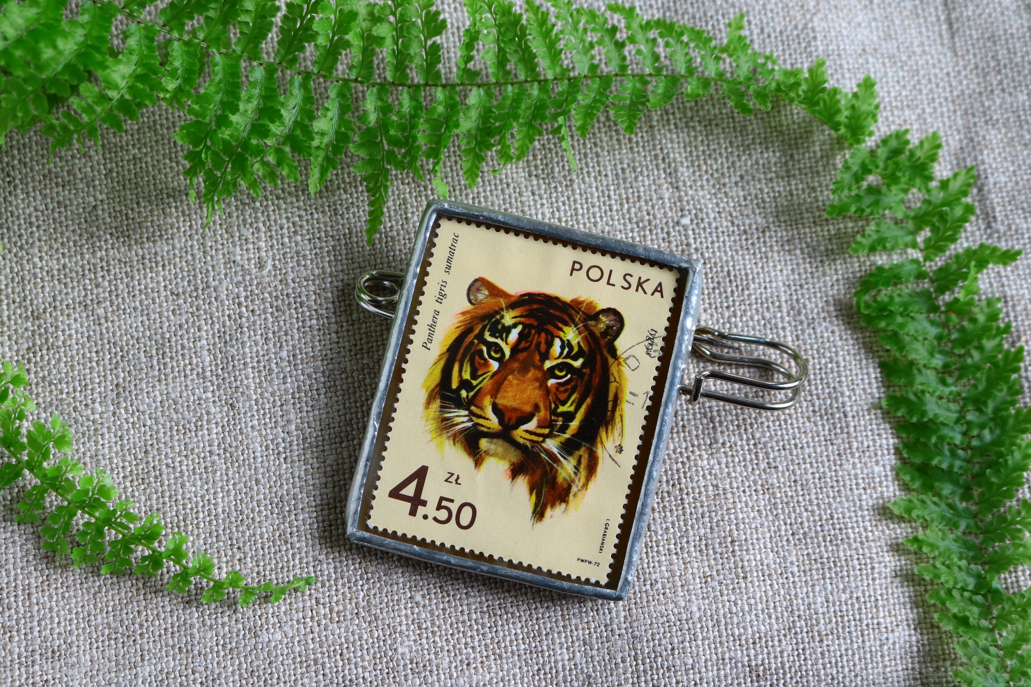 Dzikie Twory - broszka ze znaczkiem pocztowym z 1972 roku - tygrys