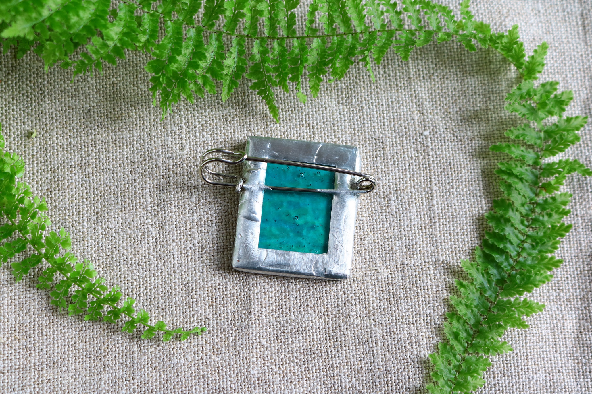 Dzikie Twory - broszka ze znaczkiem pocztowym z 1975 roku z Czechosłowacji - śniąca postać z książki, tył broszki