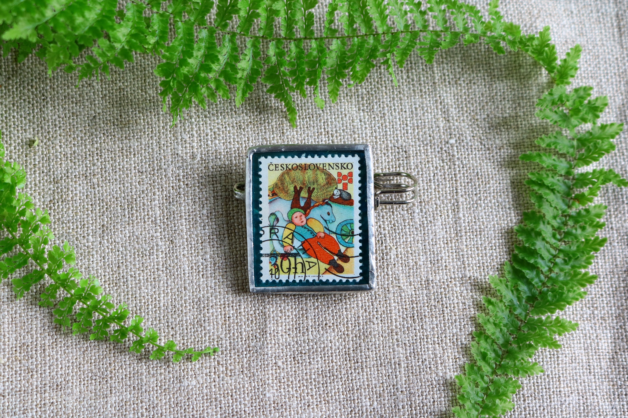 Dzikie Twory - broszka ze znaczkiem pocztowym z 1975 roku z Czechosłowacji - śniąca postać z książki