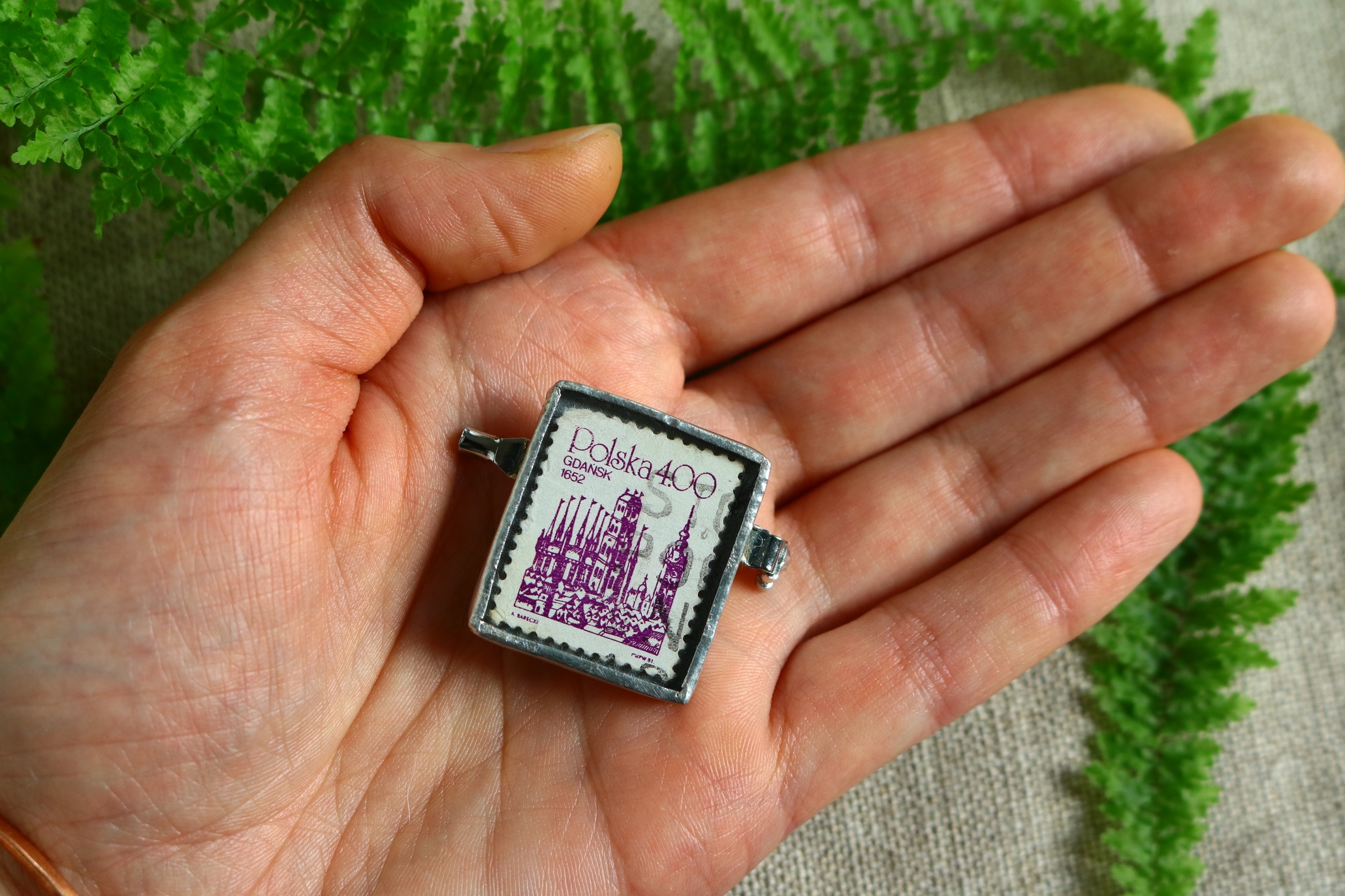Dzikie Twory - broszka ze znaczkiem pocztowym z 1981 roku - miasto Gdańsk w 1652 roku, wielkość broszki w skali dłoni