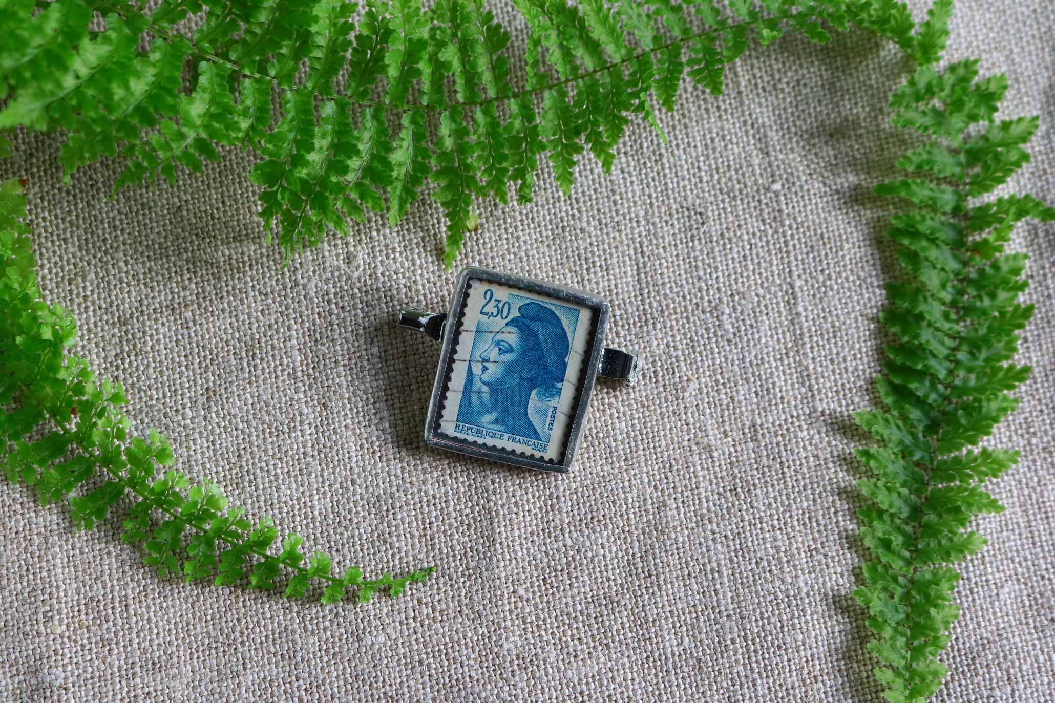 Dzikie Twory - broszka ze znaczkiem pocztowym z 1982 roku z Francji - postać kobieca alegoria wolności