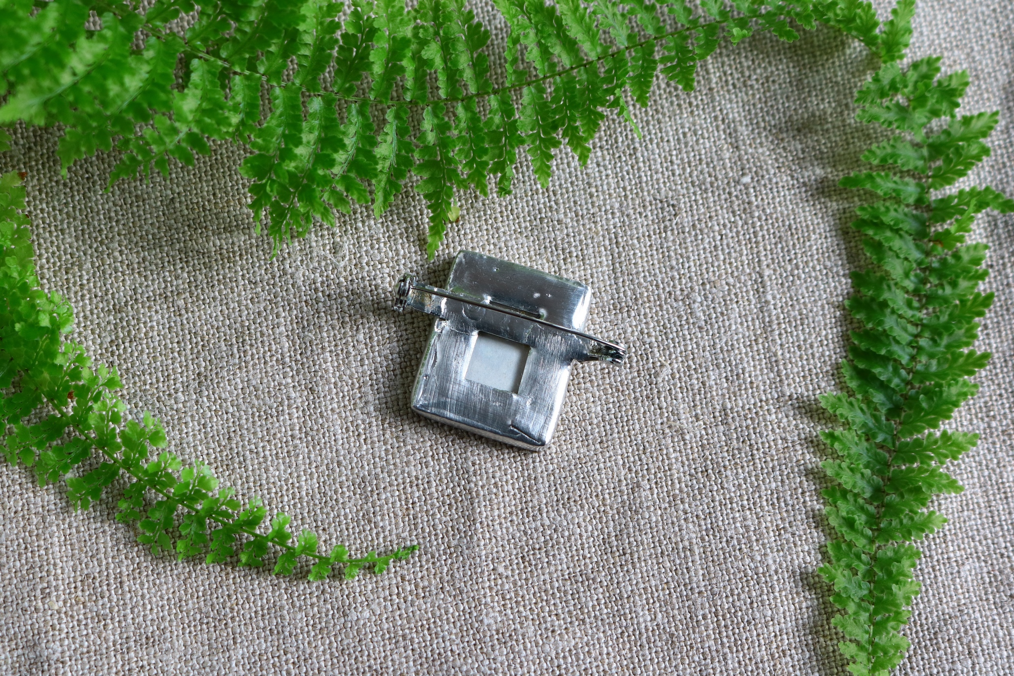 Dzikie Twory - broszka ze znaczkiem pocztowym z 1982 roku z Francji - postać kobieca alegoria wolności, tył broszki