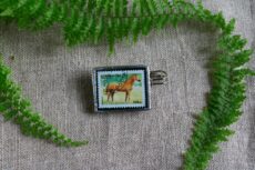 Dzikie Twory - broszka ze znaczkiem pocztowym z 1995 roku z Azerbejdżanu - koń karabachski