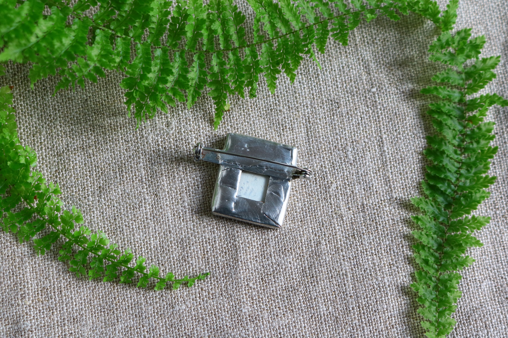 Dzikie Twory - broszka ze znaczkiem pocztowym z ok. 1960 roku z Nowej Zelandii - roślina kowhai sophora, tył broszki