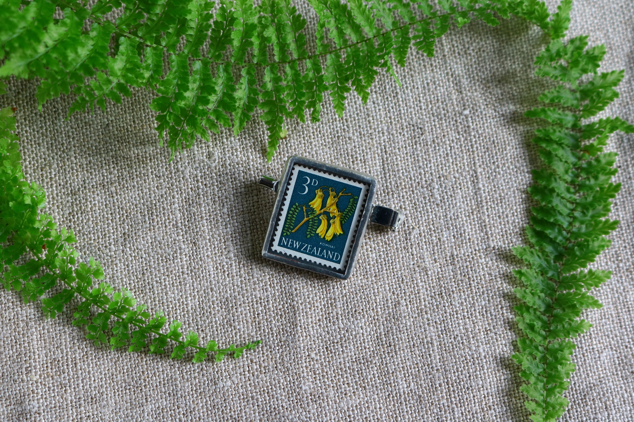 Dzikie Twory - broszka ze znaczkiem pocztowym z ok. 1960 roku z Nowej Zelandii - roślina kowhai sophora